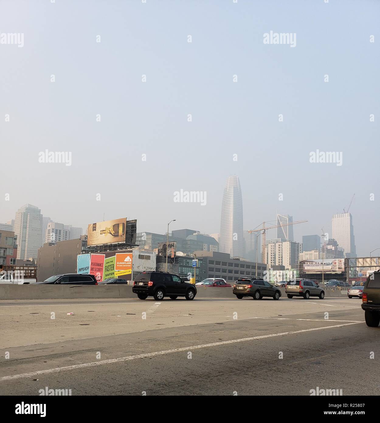 San Francisco California, Stati Uniti. 16 Nov, 2018. La qualità dell'aria ha raggiunto record bassi nell'Area della Baia di San Francisco come il fumo di incendi deviati nella zona di San Francisco, California, 16 novembre 2018. (). Immagine via Gado Immagini/Alamy Live News. Foto Stock