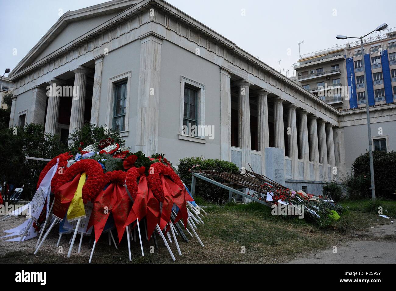 Ghirlanda di fiori si vedono giacente su un monumento all'interno del Politecnico di Atene istituto durante il quarantacinquesimo anniversario. Il quarantacinquesimo anniversario della 1973 studenti del Politecnico di sollevazione contro la giunta militare che era pregiudiziale la Grecia. Foto Stock