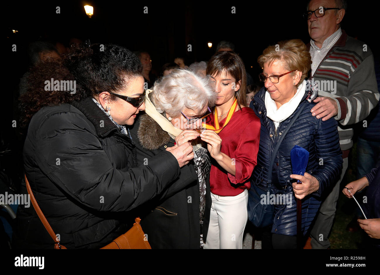 Lo spagnolo Karateka Sandra Sanchez visto celebrare il suo primo campionato del mondo nella sua casa nella città di Talavera de la Reina. Foto Stock
