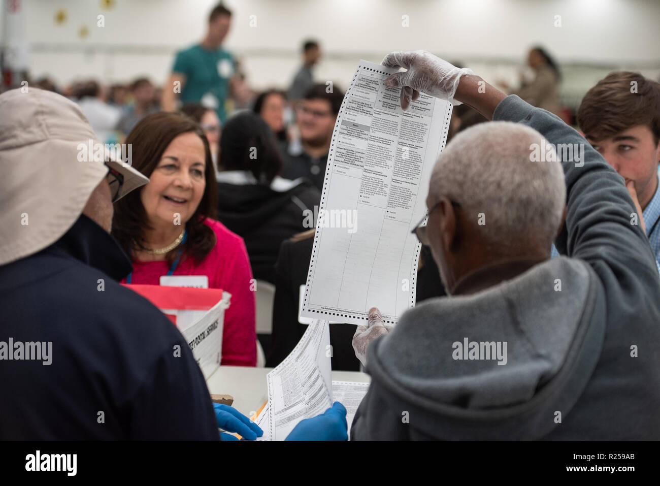 Fort Lauderdale, Stati Uniti d'America. Il 16 novembre 2018. Broward County conduce una mano riconteggio dei voti per il senatore, al supervisore delle elezioni in ufficio. Credito: SOPA Immagini limitata/Alamy Live News Foto Stock