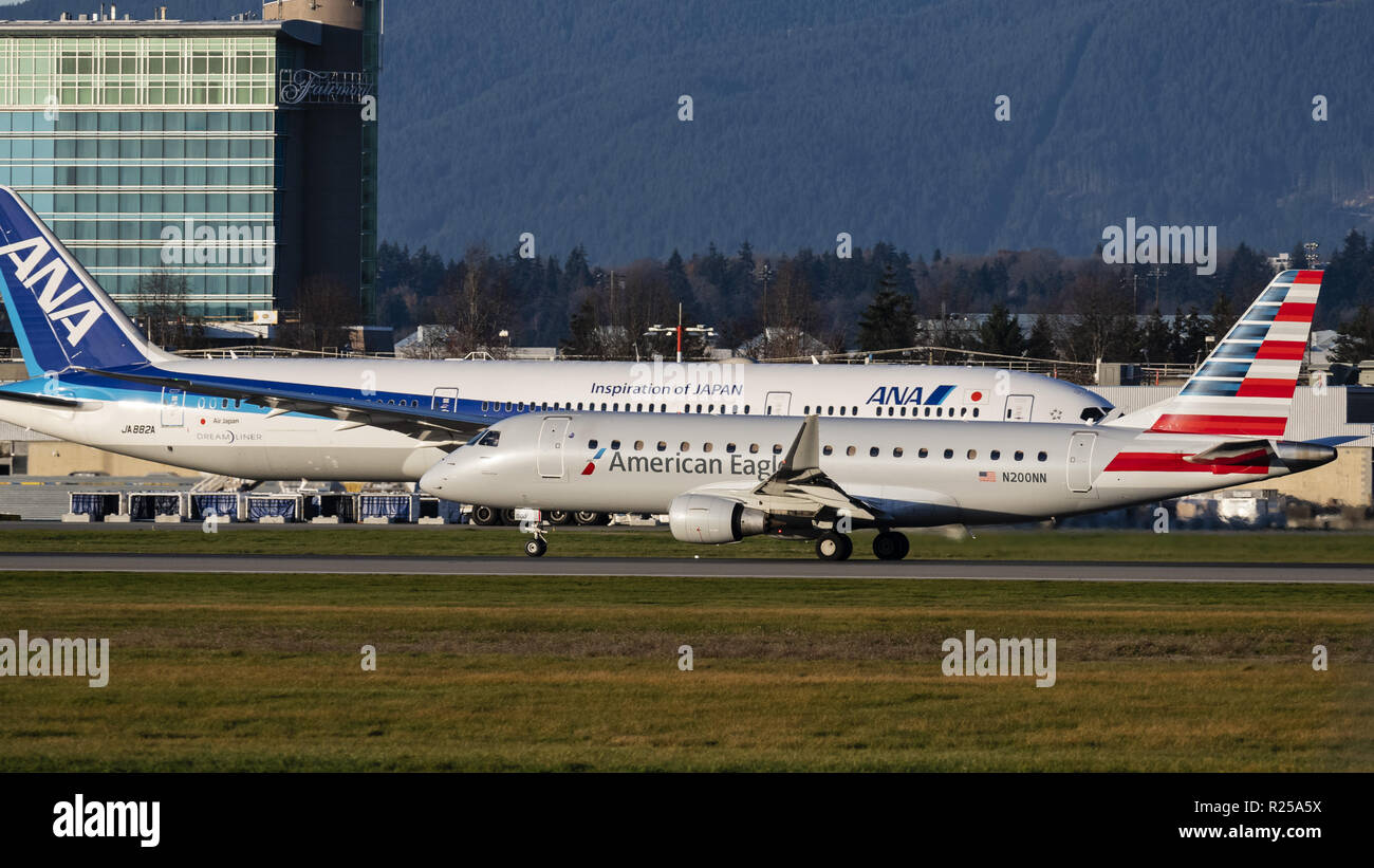 Richmond, British Columbia, Canada. Xvi Nov, 2018. Un American Eagle Embraer 175LR (ERJ-170-200LR) regionale aereo jet decolla dall'Aeroporto Internazionale di Vancouver. L'aereo di linea è di proprietà e gestito da Compass Airlines sotto contratto con American Airlines. Credito: Bayne Stanley/ZUMA filo/Alamy Live News Foto Stock