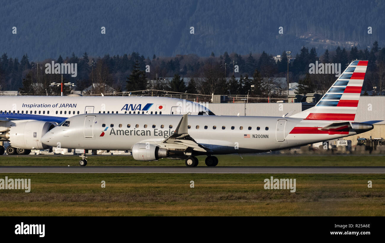 Richmond, British Columbia, Canada. Xvi Nov, 2018. Un American Eagle Embraer 175LR (ERJ-170-200LR) regionale aereo jet decolla dall'Aeroporto Internazionale di Vancouver. L'aereo di linea è di proprietà e gestito da Compass Airlines sotto contratto con American Airlines. Credito: Bayne Stanley/ZUMA filo/Alamy Live News Foto Stock