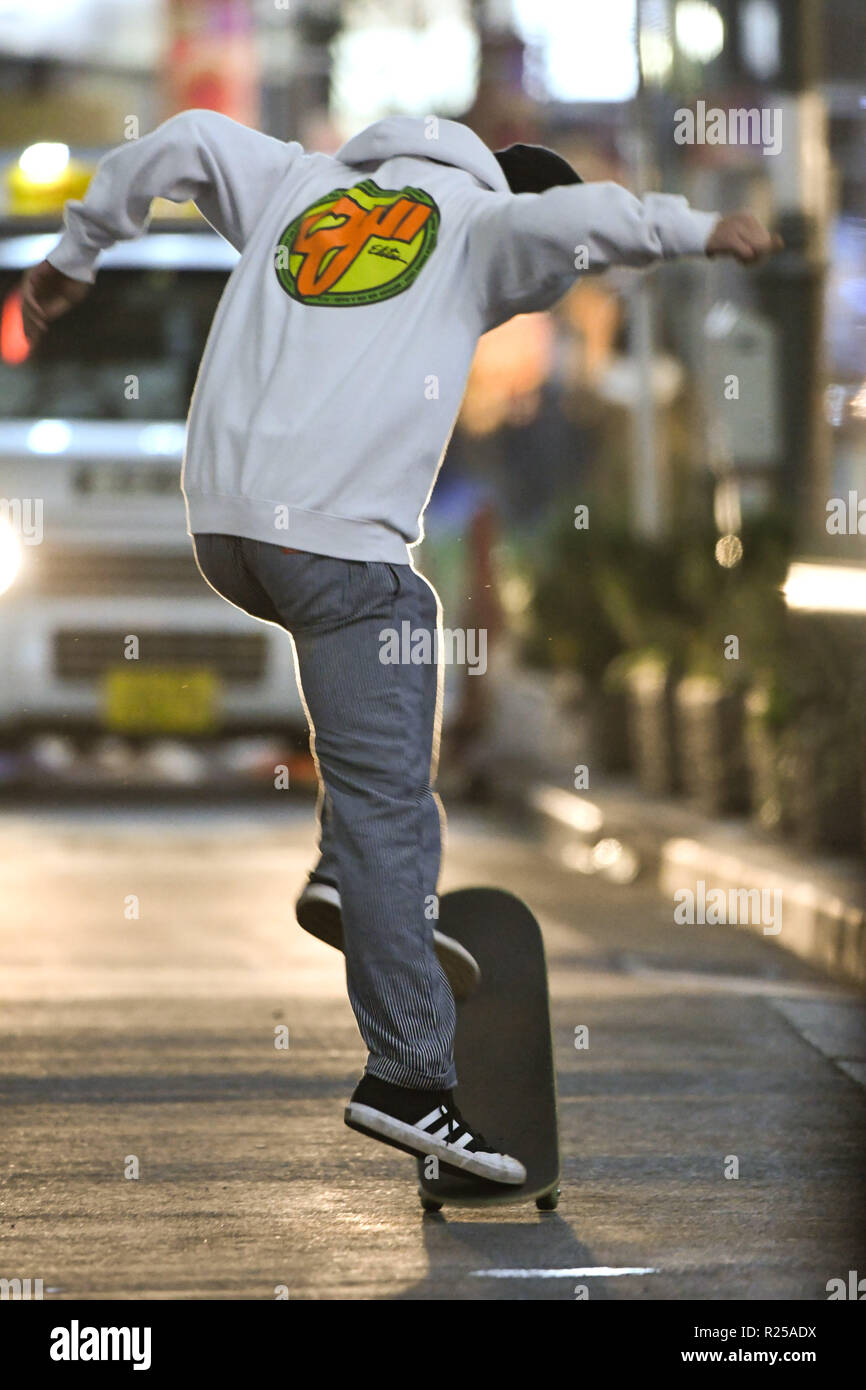 Shinjuku, Tokyo, Giappone. Xvi Nov, 2018. Un uomo che usa il suo skateboard a Shinjuku a Tokyo Giappone il venerdì 16 novembre, 2018. Foto di: Ramiro Agustin Vargas Tabares Credito: Ramiro Agustin Vargas Tabares/ZUMA filo/Alamy Live News Foto Stock