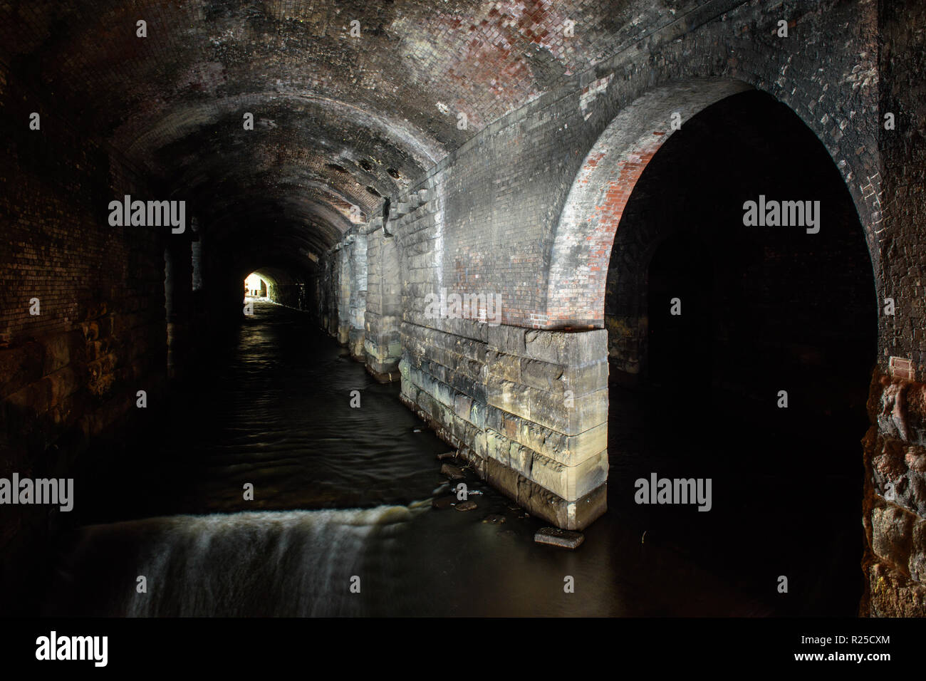 Il fiume Aire corre attraverso il tunnel sotto Leeds Stazione ferroviaria nello Yorkshire. Foto Stock