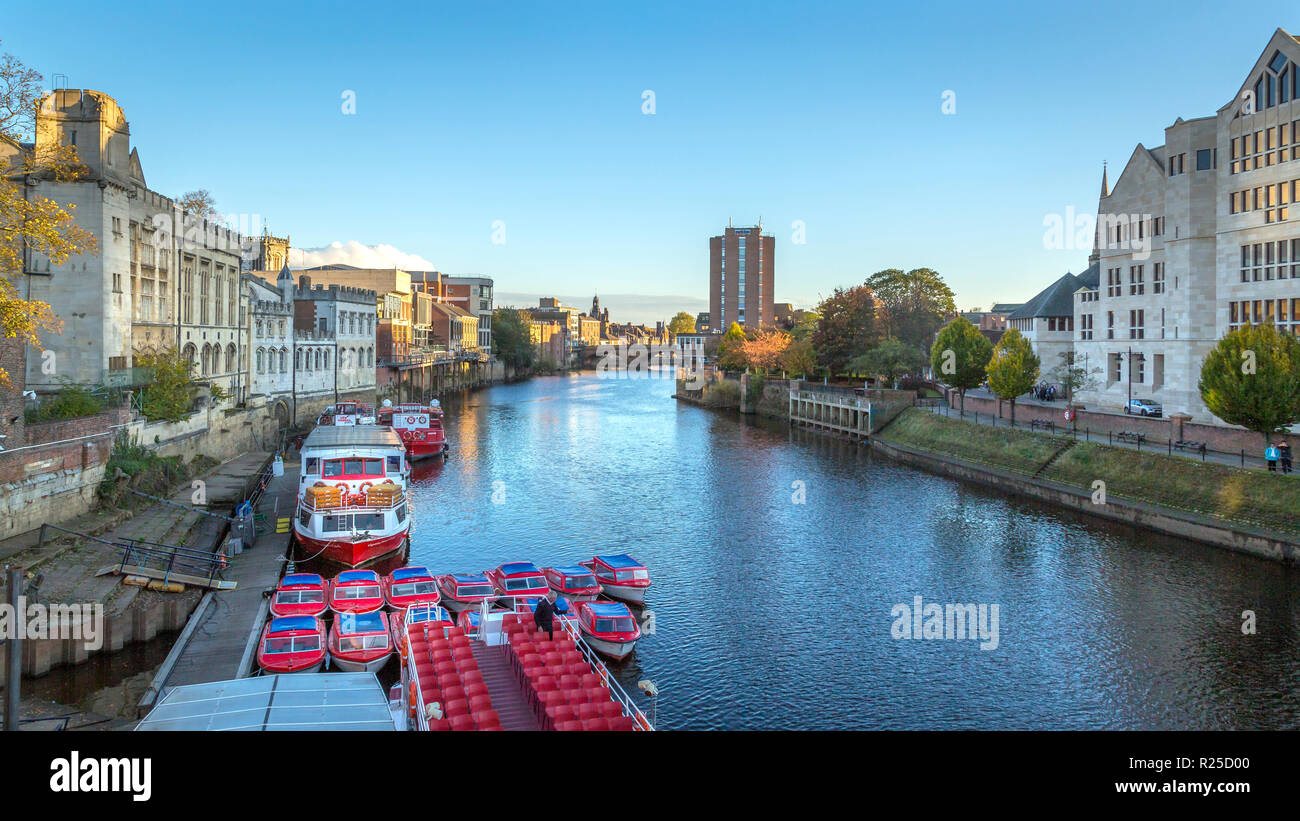 Vista dal ponte nella città di York, Inghilterra. Foto Stock