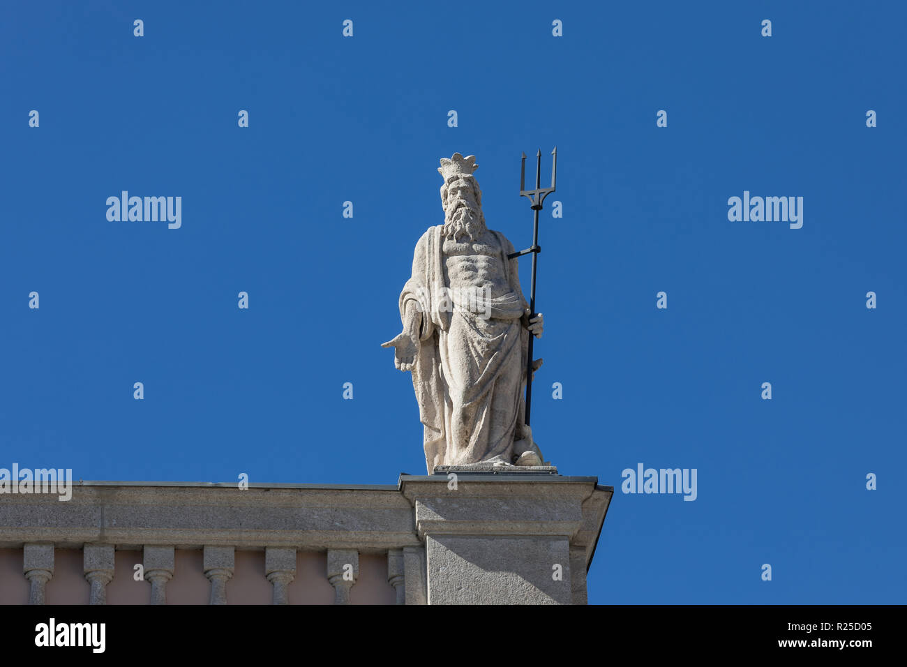 Statua del dio romano Nettuno (Greco Poseidon) presso il vecchio edificio dello Stock Exchange (Palazzo della Borsa Vecchia) a Trieste nel Friuli Venezia Giulia, Italia Foto Stock