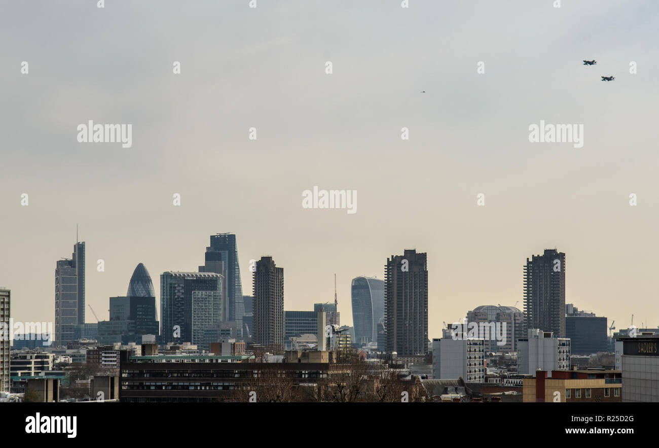 London, England, Regno Unito - 13 Marzo 2015: jet fighter gara sopra la città di Londra come parte di un comemorative flypast. Foto Stock