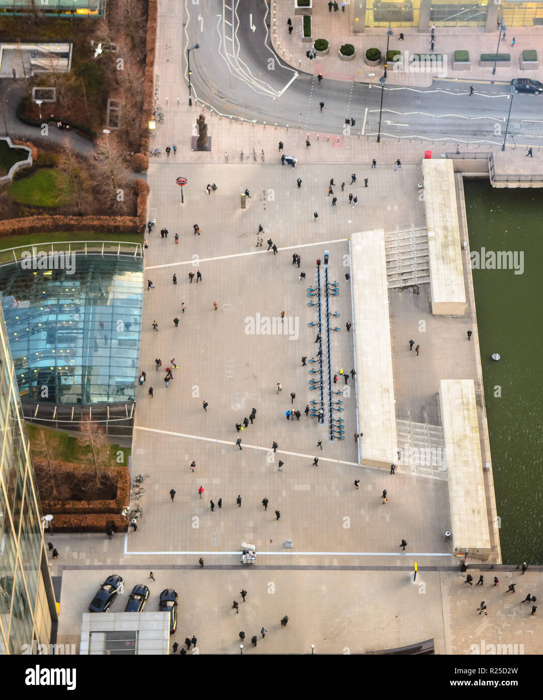 Londra, Inghilterra - Febbraio 27, 2015: i pendolari e i pedoni a Reuters Plaza fuori Canary Wharf Jubilee Line stazione nelle Docklands busine Foto Stock