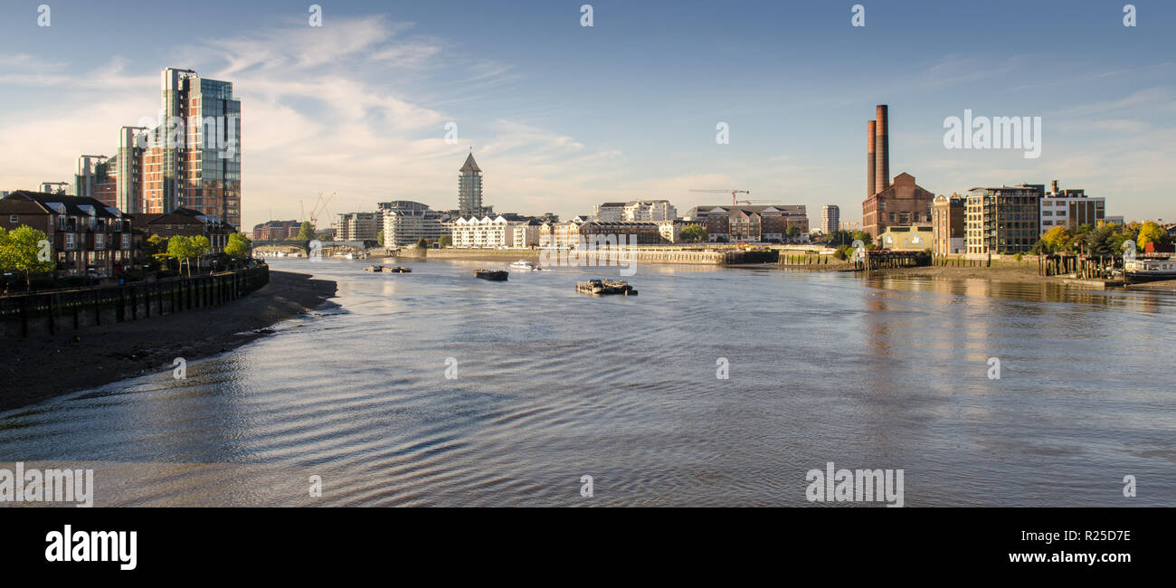 London, England, Regno Unito - 4 Novembre 2013: Lotti Road Power Station è prominente tra edifici di appartamenti a Chelsea Riverside a ovest di Londra. Foto Stock