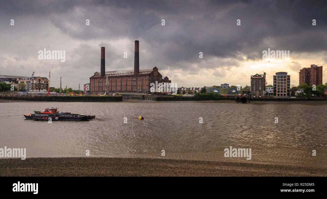 London, England, Regno Unito - 24 Maggio 2013: nuvole temporalesche passano sopra Chelsea è molta strada della stazione di potenza sulle rive del fiume Tamigi nella zona ovest di Londra. Foto Stock