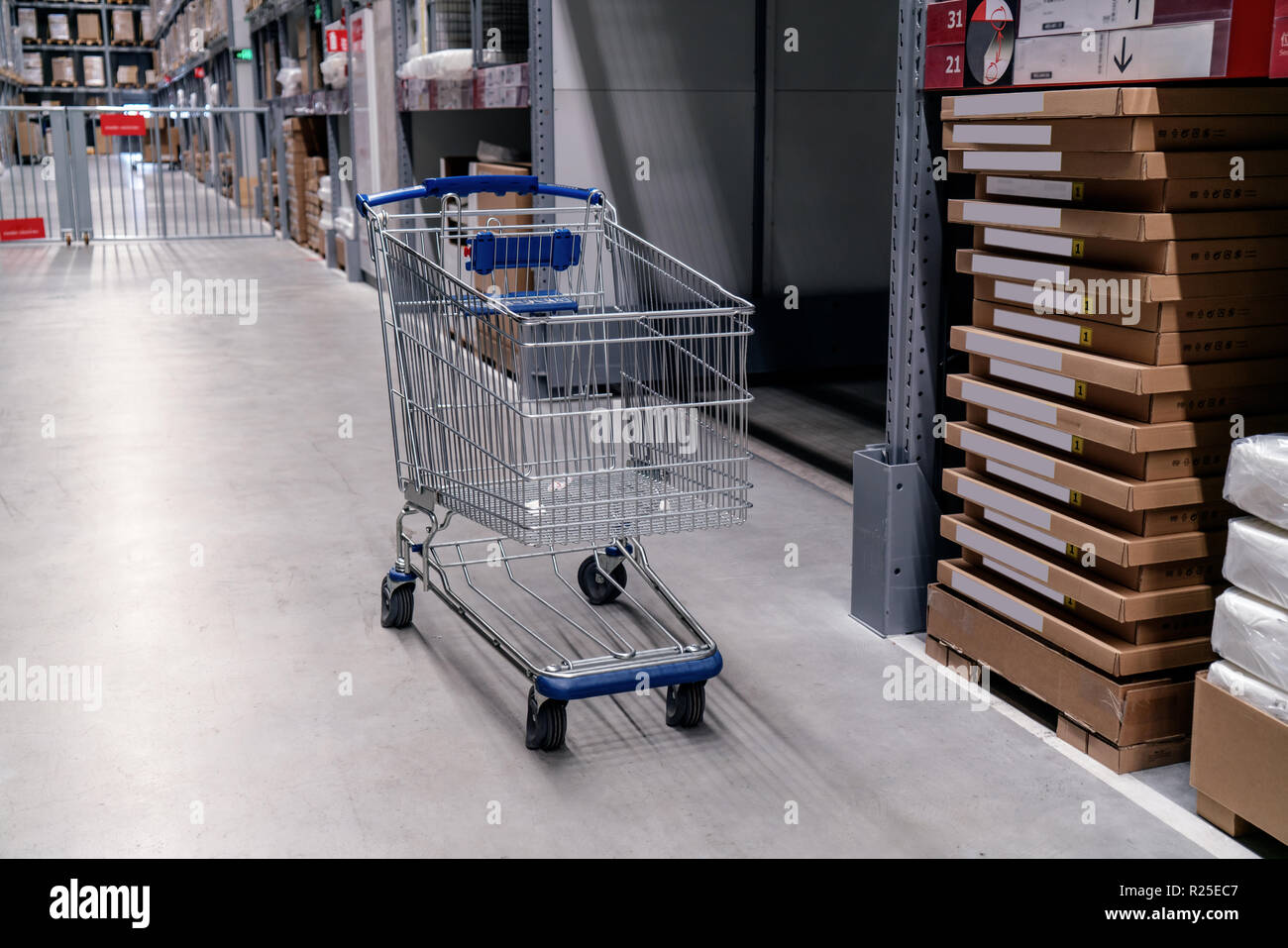 Capannoni industriali, scatole di confezionamento e scaffali Foto Stock