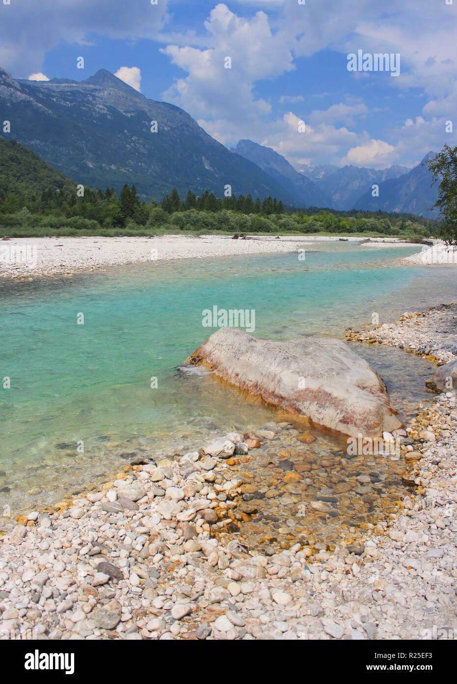Magnifico fiume Soca, Bovec, Alpi Giulie, sentiero Alpe Adria, Parco Nazionale del Triglav, Slovenia, Europa centrale Foto Stock
