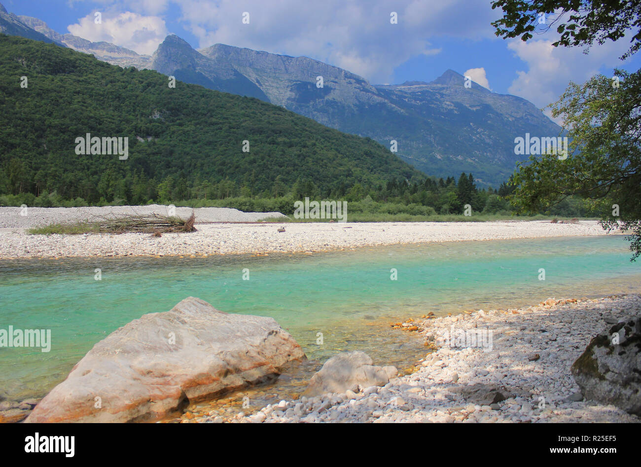 Paesaggio del fiume Soca, Bovec, Alpi Giulie, Sentiero pedonale Juliana, sentiero Alpe Adria, Slovenia, Europa centrale Foto Stock