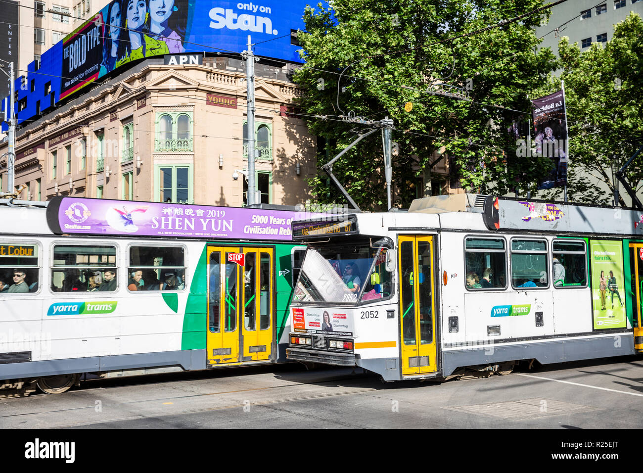 I tram per le strade di Melbourne che porta le persone a lavorare, Melbourne, Victoria, Australia Foto Stock