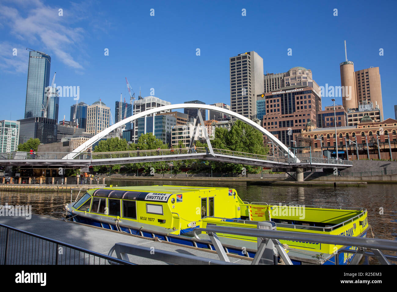 Evan Walker ponte pedonale attraverso il fiume Yarra a Melbourne central business district, Victoria, Australia Foto Stock