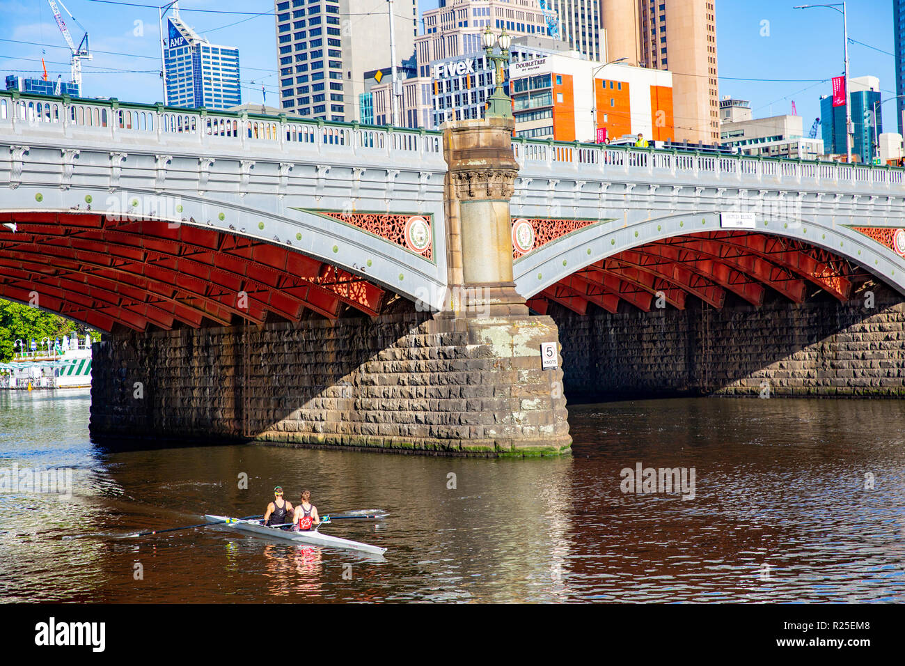 Paesaggio urbano australiano, Melbourne nello stato di Victoria, Australia, con due persone in kayak sul fiume Yarra Foto Stock
