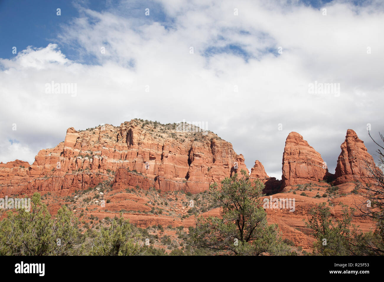 Vista del rosso formazioni di roccia chiamato Elephant e due monache lungo il Po' Ippovia in Sedona in Arizona Foto Stock