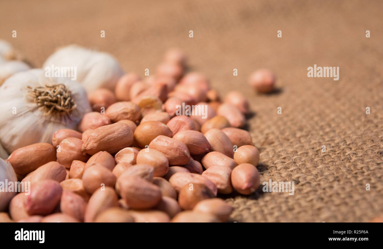 Gruppo di aglio e polv dadi sul sacco per il cibo. Foto Stock