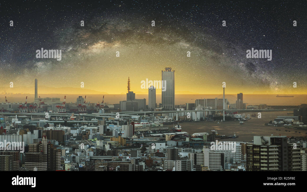 Panoramica della città di Osaka all'alba con cielo stellato Foto Stock