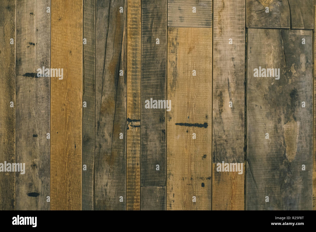 Legno per esterni texture con pannelli grezzi e profonde rotture Foto Stock