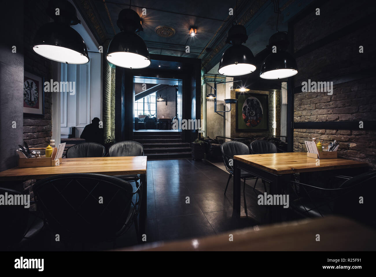 Loft moderno ristorante interno con accenti classici e atmosfera romanric Foto Stock