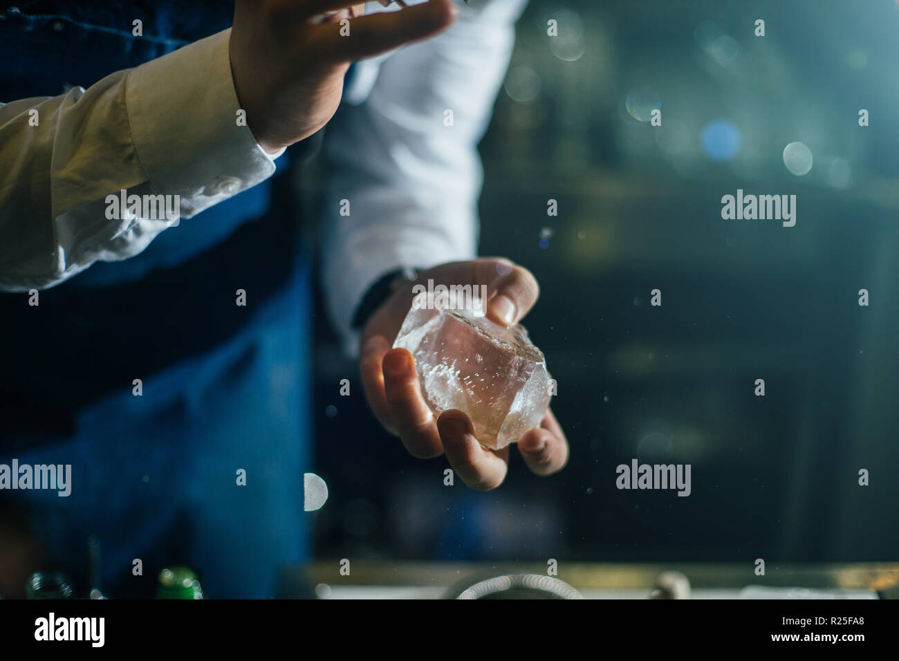 Barista professionalmente lavorando con ghiaccio per rendere freddo buoni drink Foto Stock