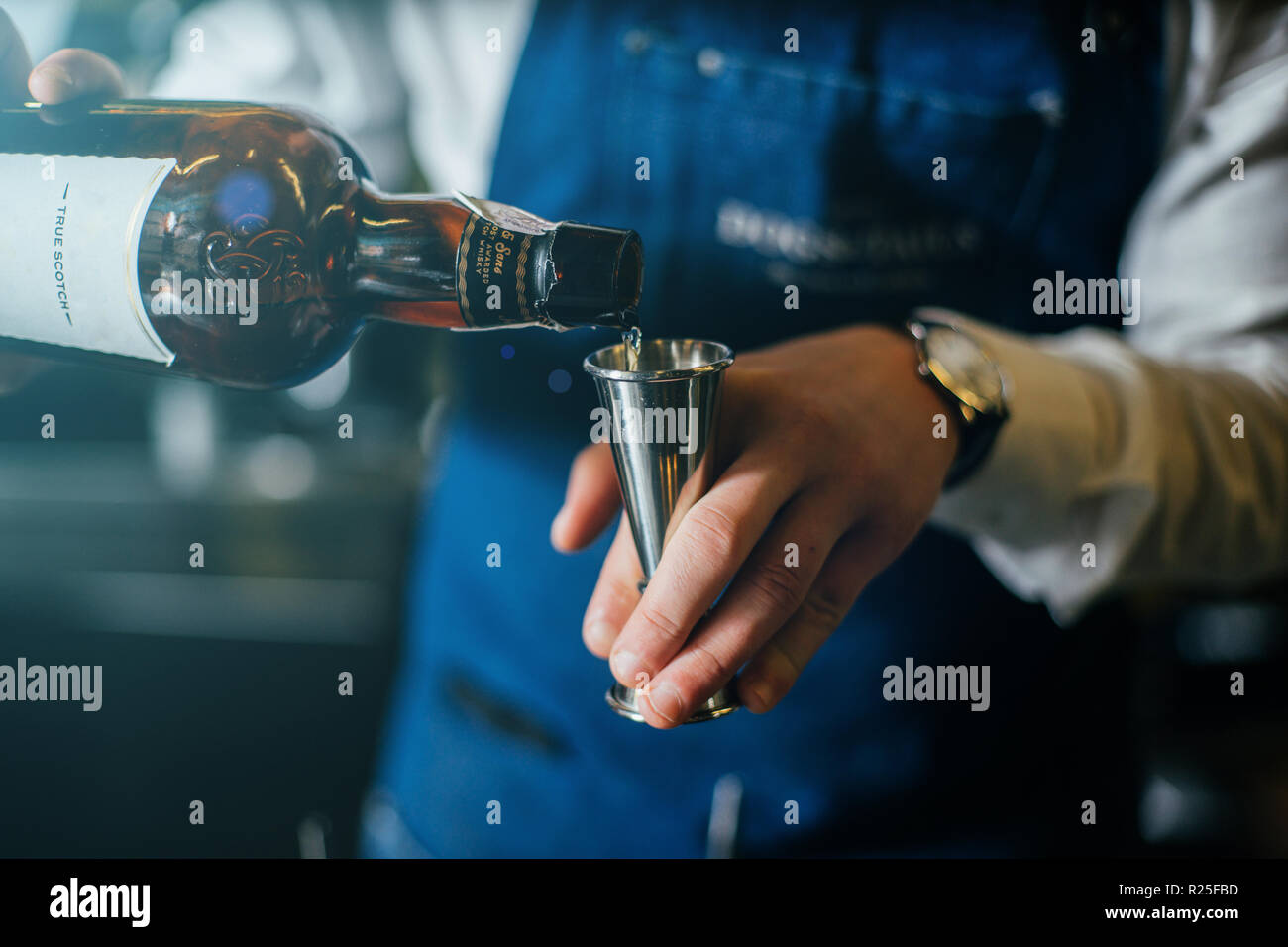 Barista professionalmente lavorando con om la preparazione di bevande e cocktail Foto Stock