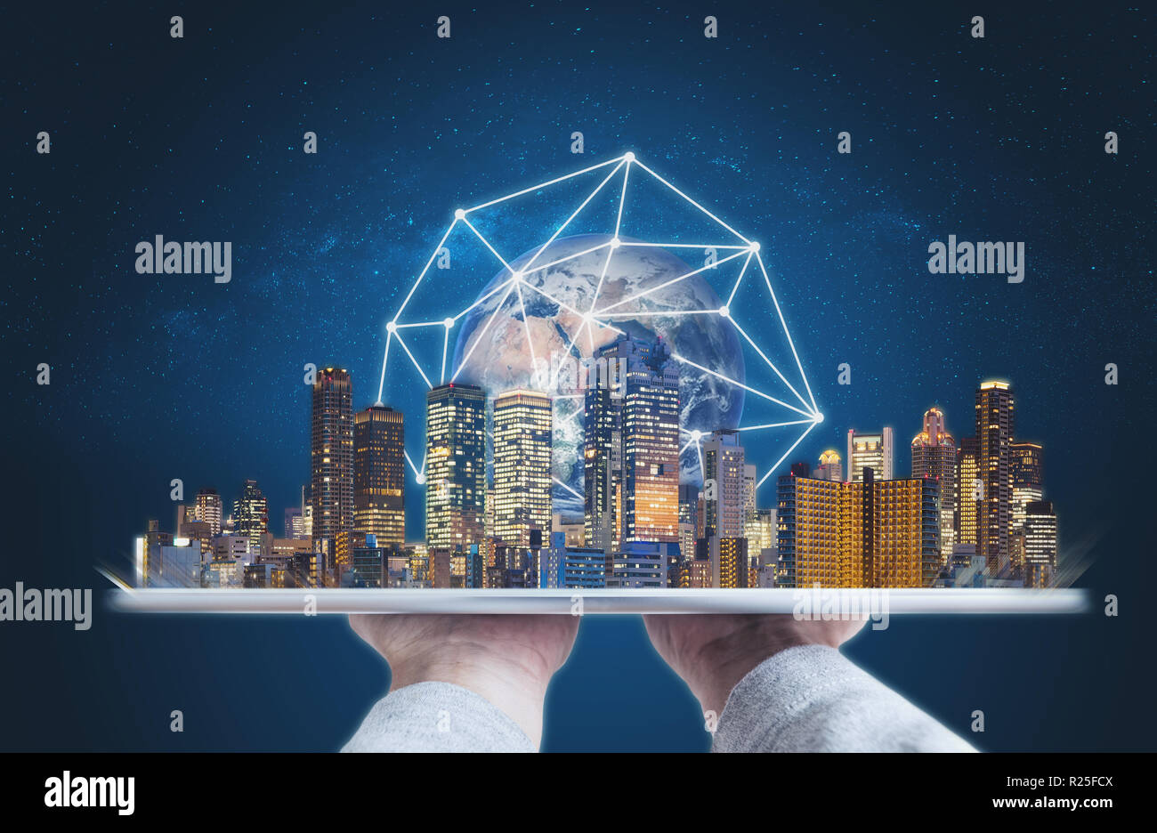 Mani tavoletta digitale con edifici moderni di rete globale della tecnologia di connessione ologramma. Elemento di questa immagine sono arredate dalla NASA Foto Stock