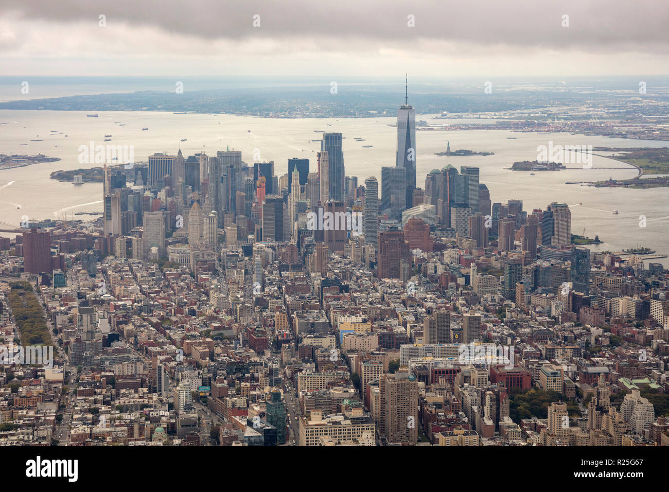 Vista aerea di Lower Manhattan e il quartiere finanziario di grattacieli di New York City, Stati Uniti d'America Foto Stock