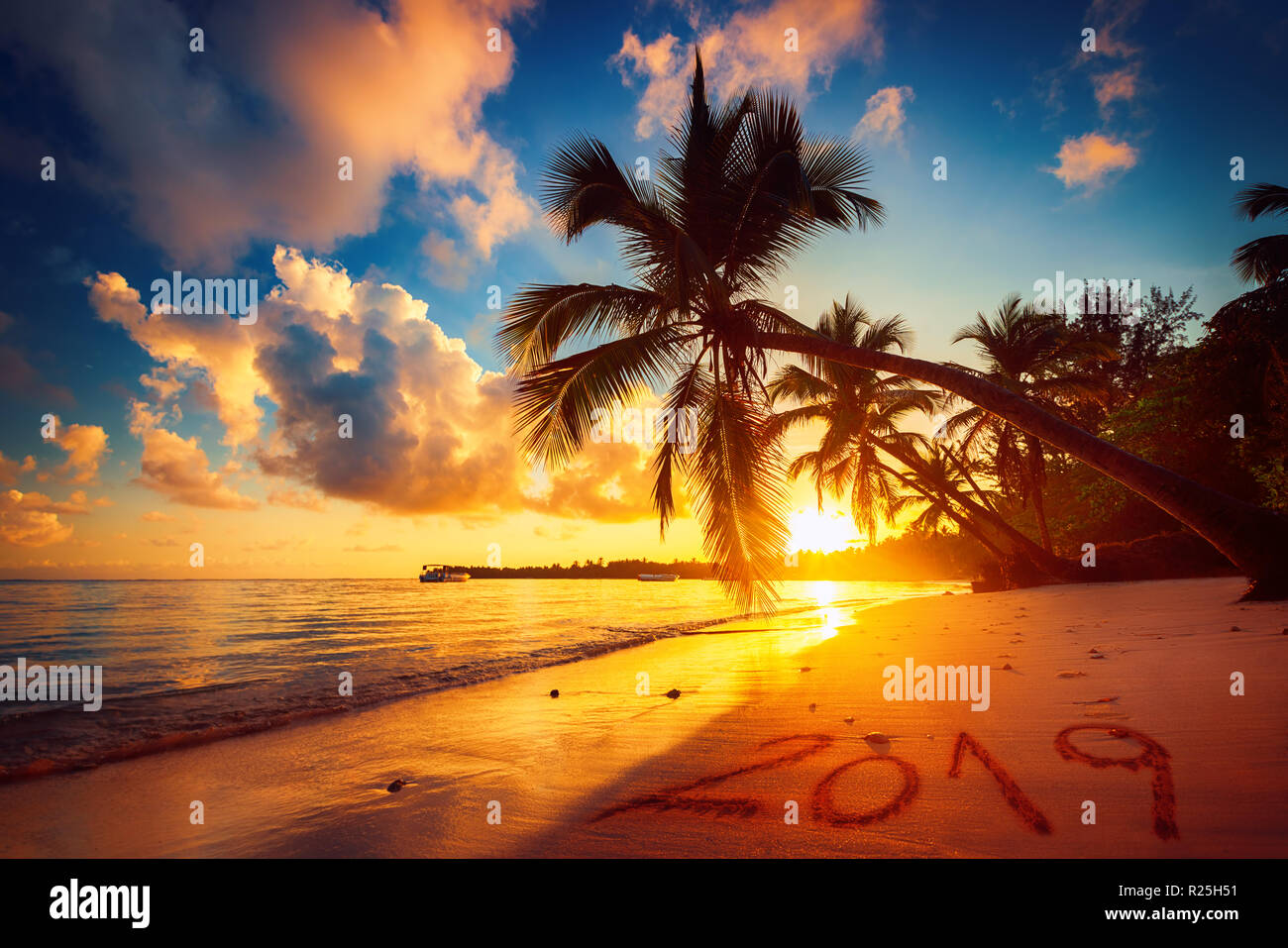 Felice Anno Nuovo 2019 concetto, scritte sulla spiaggia. Mare sunrise. Punta Cana Foto Stock