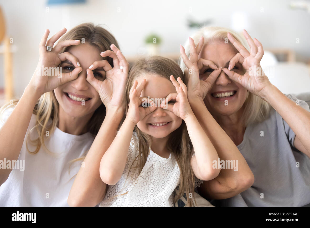 Capretto felice nipote, madre e nonna divertendosi toget Foto Stock