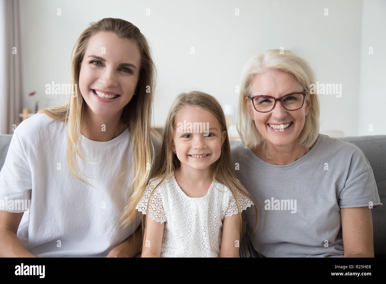 Felice vecchia nonna, sorridente madre e bambino guardando camer Foto Stock