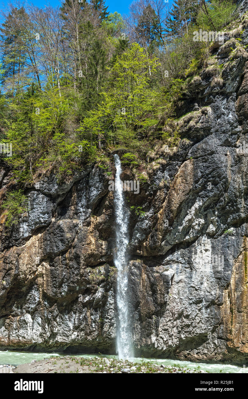 Giornata di sole a Aare gorge cascata. Svizzera Foto Stock