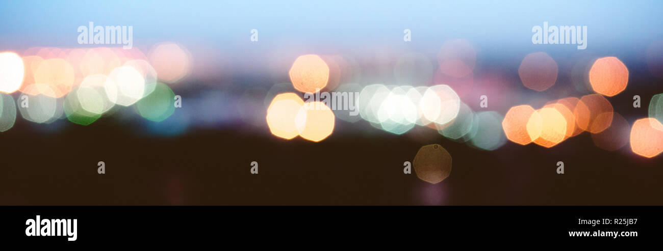 Luci della città la sfocatura bokeh di fondo Foto Stock