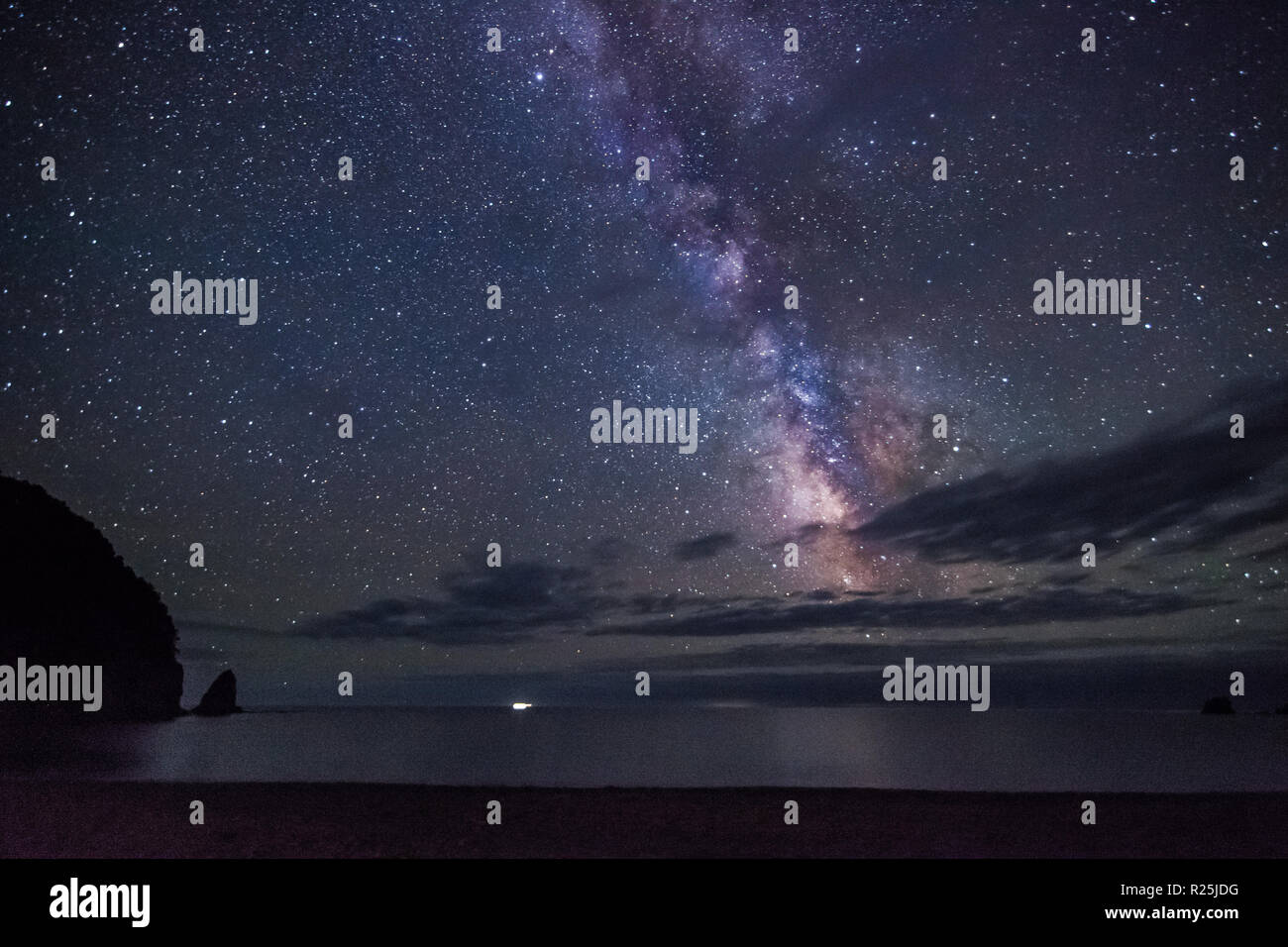 Via lattea sul mare. Un po' di rumore ISO elevata esistente Foto Stock