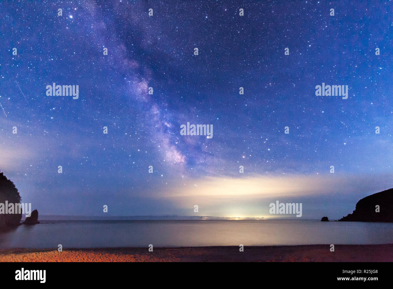 Via lattea sul mare. Un po' di rumore ISO elevata esistente Foto Stock