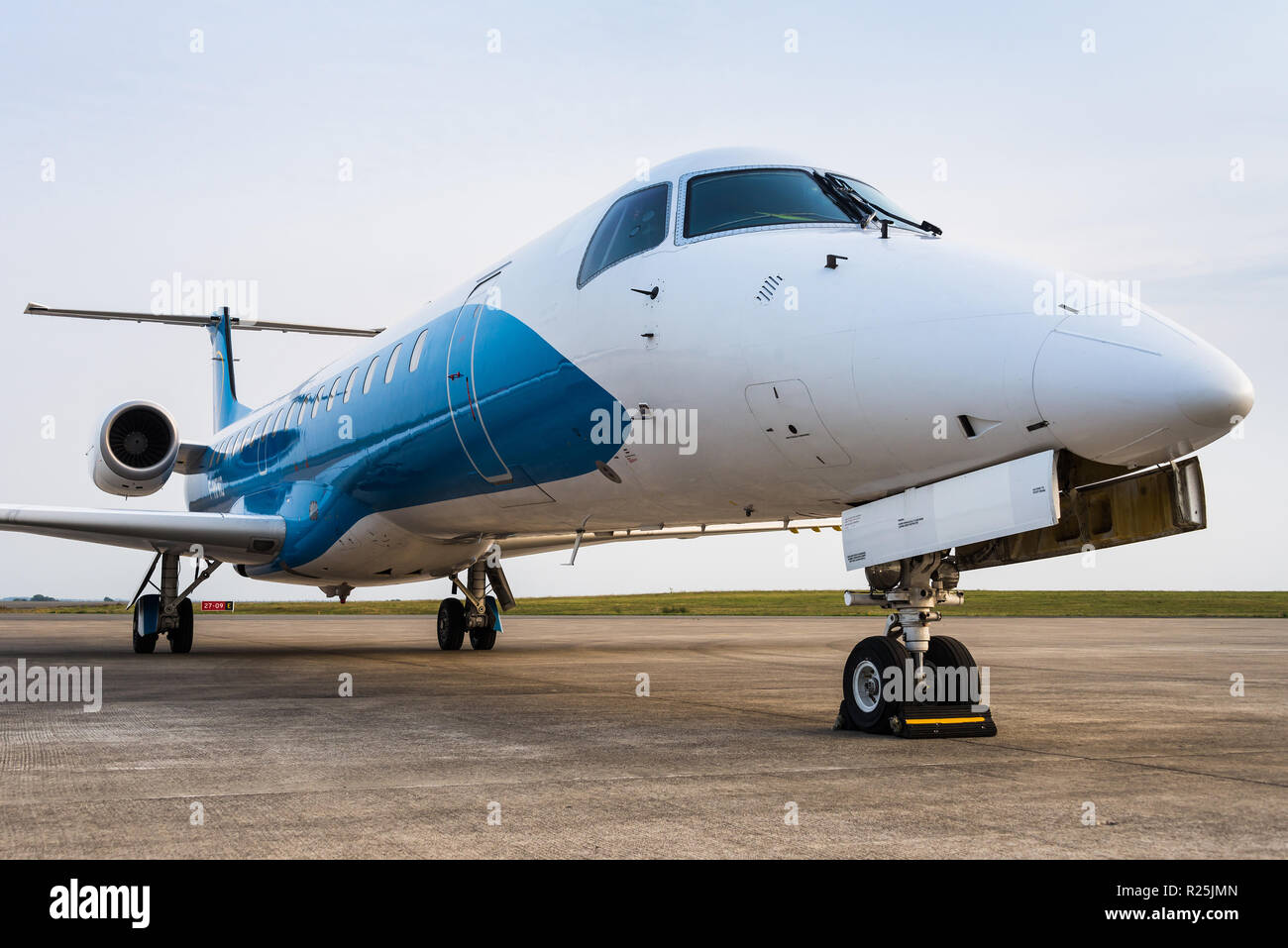 Un Embraer ERJ145 jet privato. Foto Stock