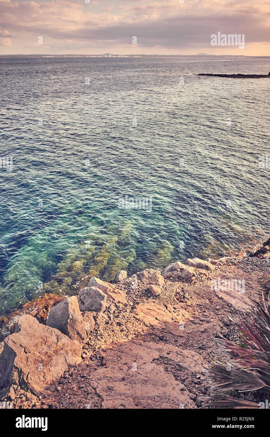 New Scenic 5 posti il sentiero costiero il percorso al tramonto, retro di colore applicato tonificante, Mallorca, Spagna. Foto Stock