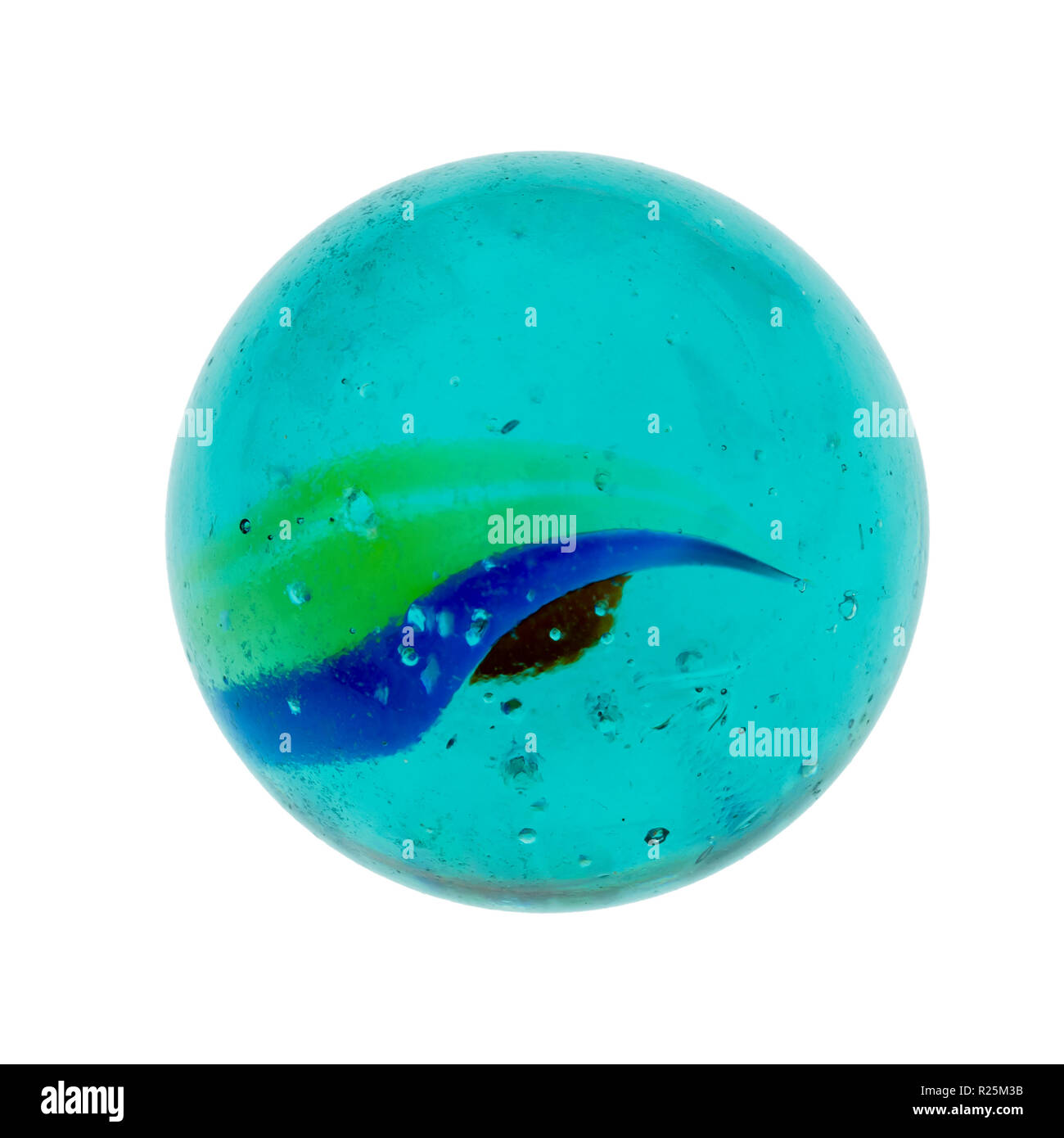 Autentico vetro antico marmo, giocattolo vintage. Il turchese isolato su bianco. Foto Stock