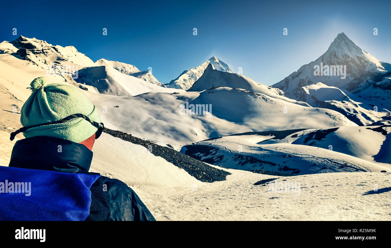 Mountain trekker in alte montagne innevate guardando in lontananza, Himalaya, Nepal Foto Stock