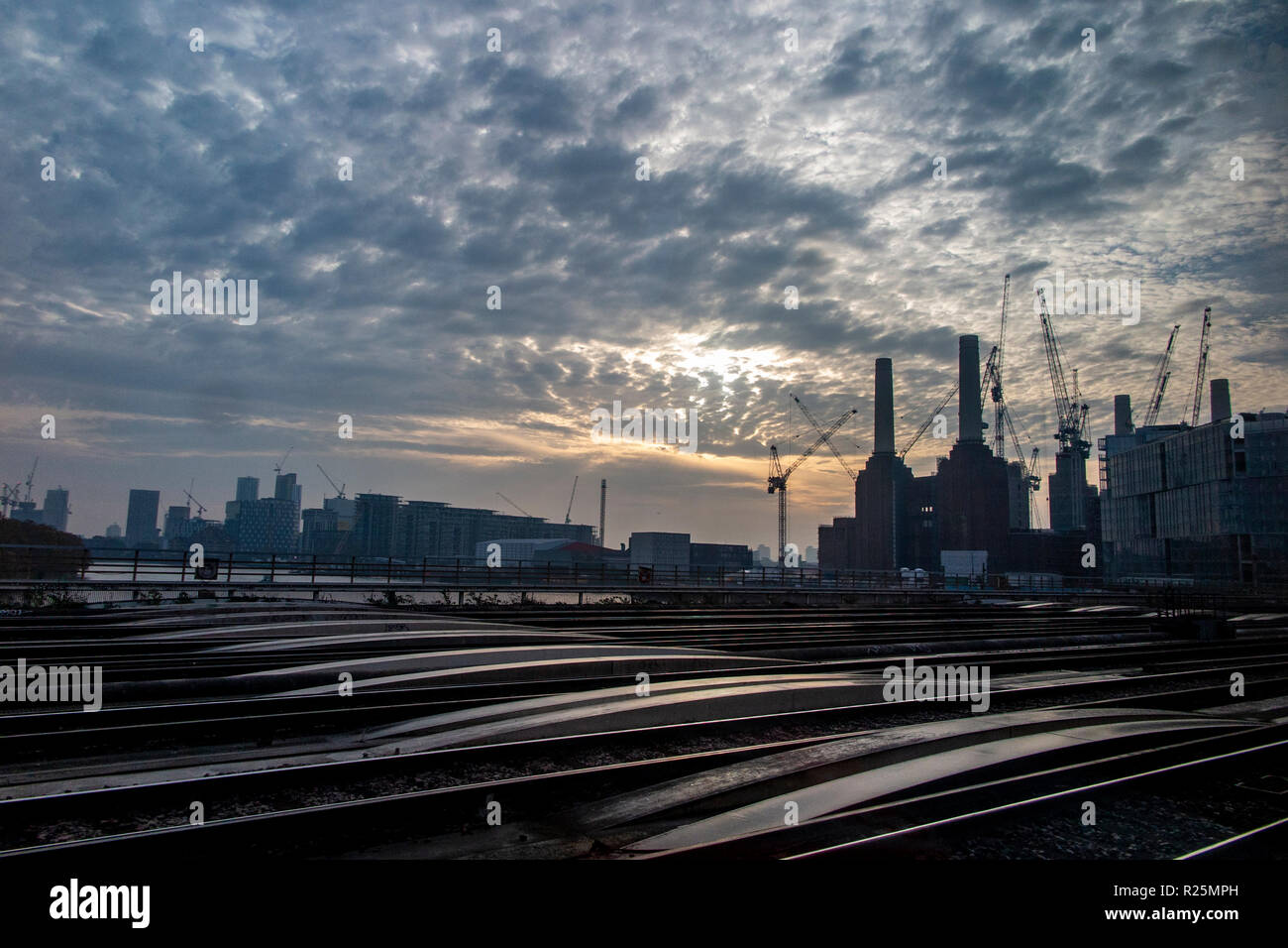 A sud del treno passa Battersea Power Station sotto un cielo sgombro nelle prime ore del mattino Foto Stock