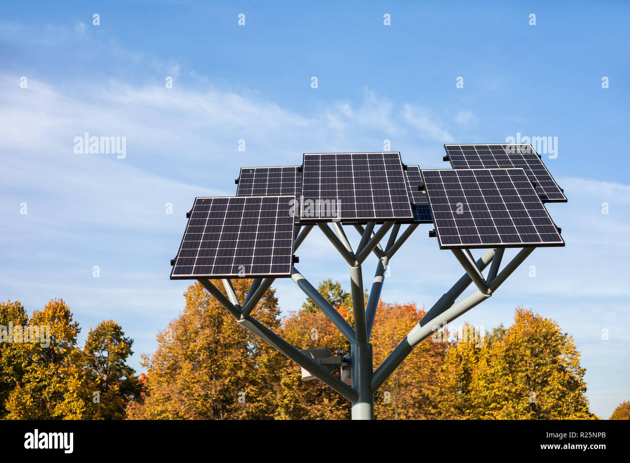 Pannelli solari su uno stand nel parco cittadino, moduli fotovoltaici, sostenibile fonte di energia rinnovabile Foto Stock