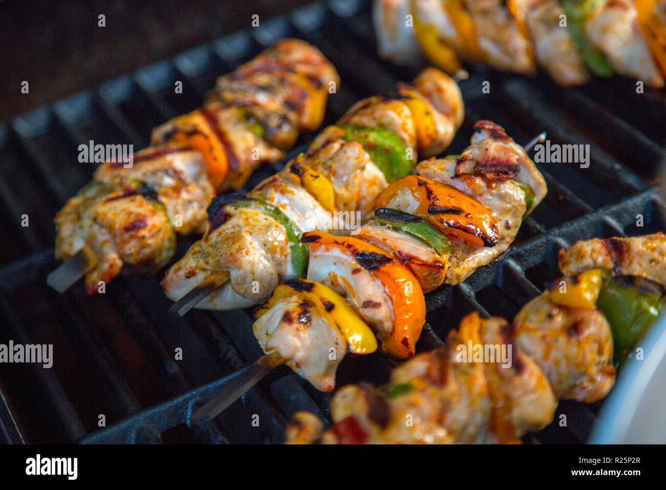 La carne e le verdure gli spiedini sulla griglia, carni di pollame e pepe pezzi su uno spiedino, vengono grigliati, Foto Stock