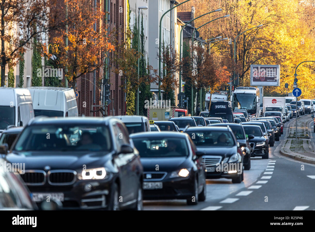 Il Gladbecker Stra§e di Essen, B224, fortemente contaminato inner city street di Essen a causa di inquinamento atmosferico, parte di un possibile azionamento diesel zona di divieto Foto Stock