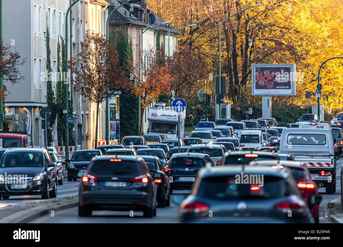 Il Gladbecker Stra§e di Essen, B224, fortemente contaminato inner city street di Essen a causa di inquinamento atmosferico, parte di un possibile azionamento diesel zona di divieto Foto Stock