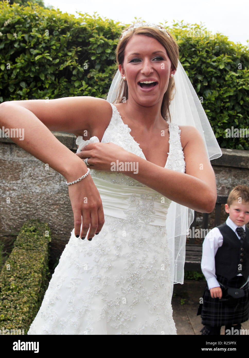 Un last minute con straccio fino assicura che questa sposa sarà freddo, calmo e asciugare prima di iniziare il suo grande giorno a questo matrimonio in Scozia. Foto Stock
