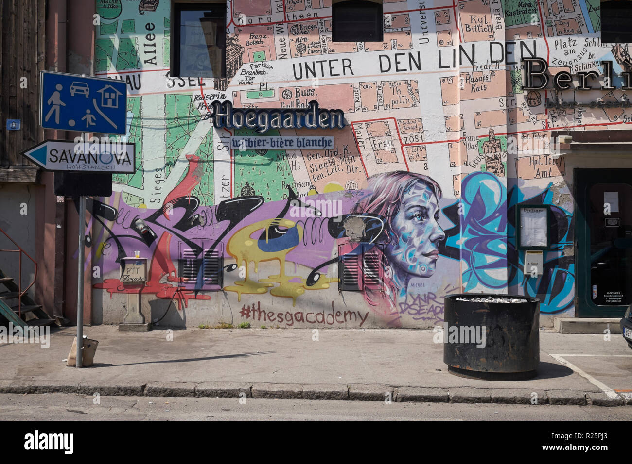 Arte di strada al di fuori del Berliner Bar, Savamala, Belgrado, Serbia. Foto Stock