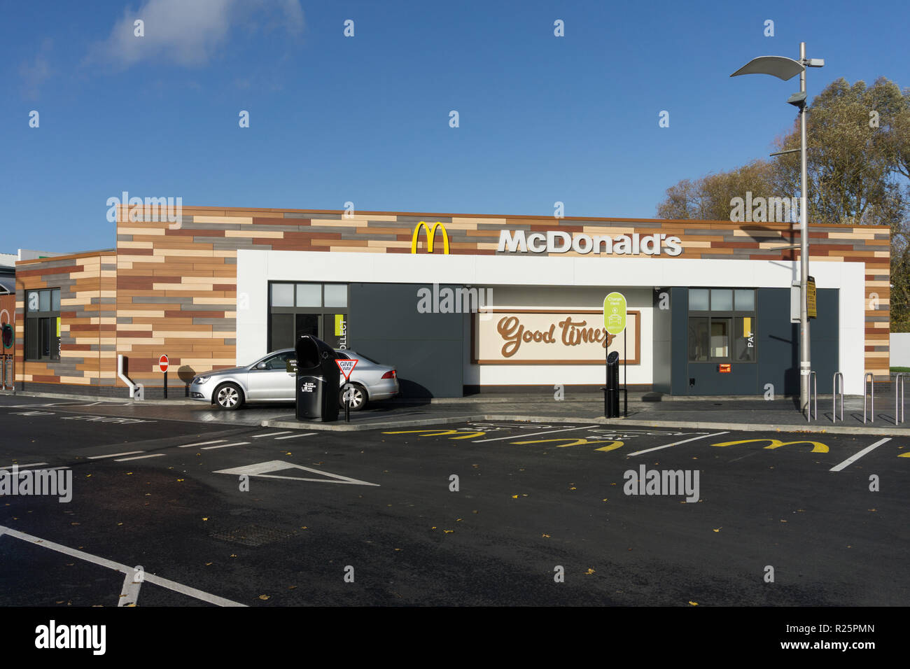 McDonald drive nel ristorante, aperto nel mese di ottobre 2018, St James Retail Park, Northampton, Regno Unito Foto Stock