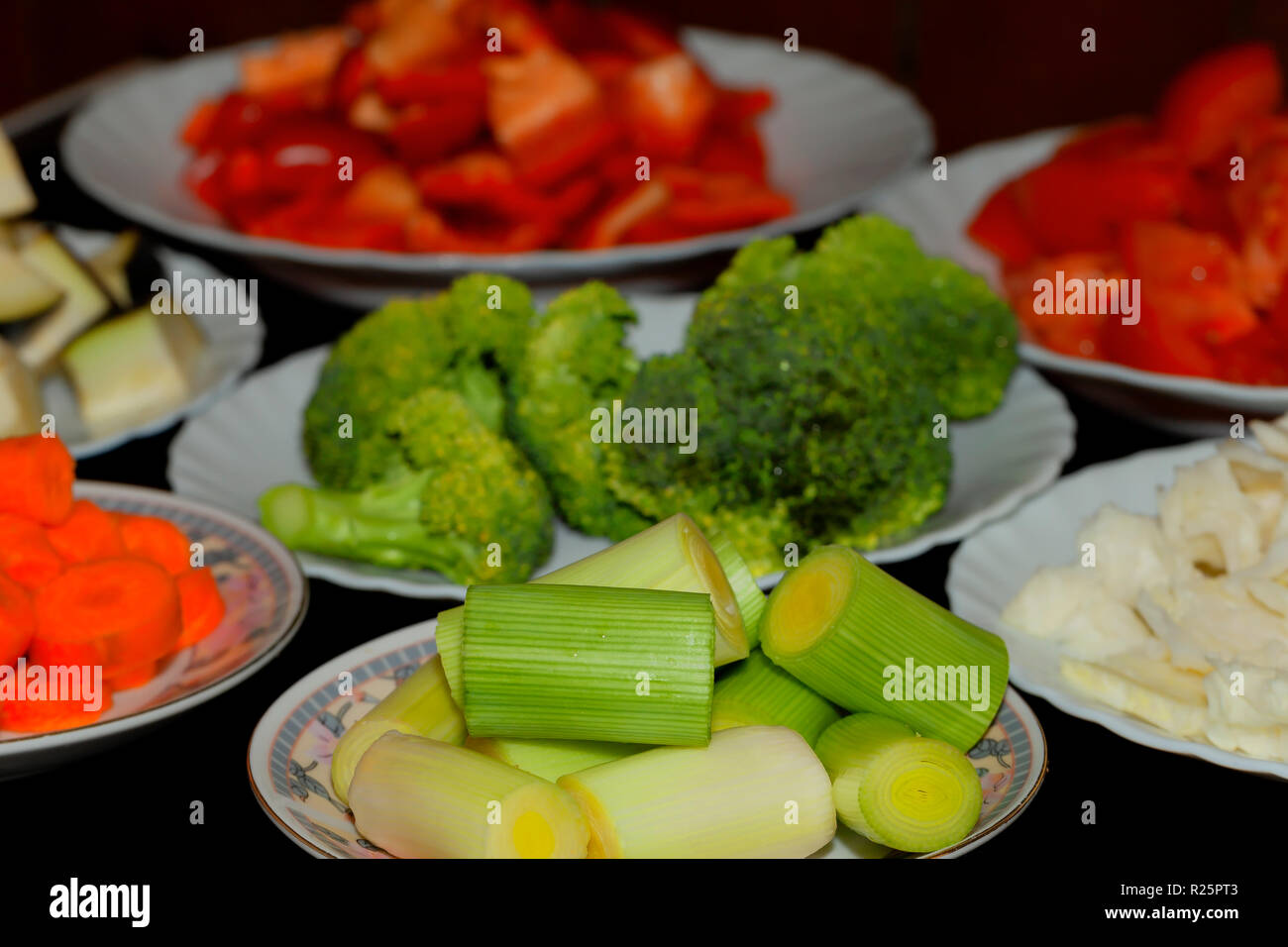 I vari piatti con differenti verdure tritate. Foto Stock