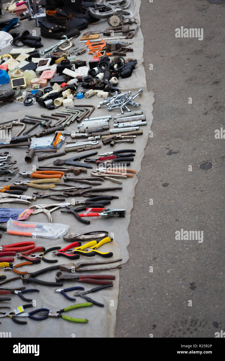 Vecchia chiave in metallo, chiave, pinze giacenti su asfalti al mercato delle pulci a Kiev, Ucraina Foto Stock